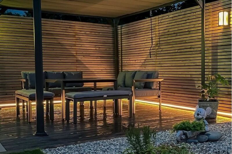 Man sieht die Philips Hue Outdoor Gartenbeleuchtung.